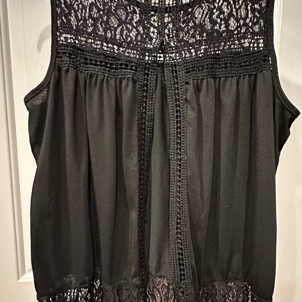 Lacy Flowy - Picture 2 of 4
